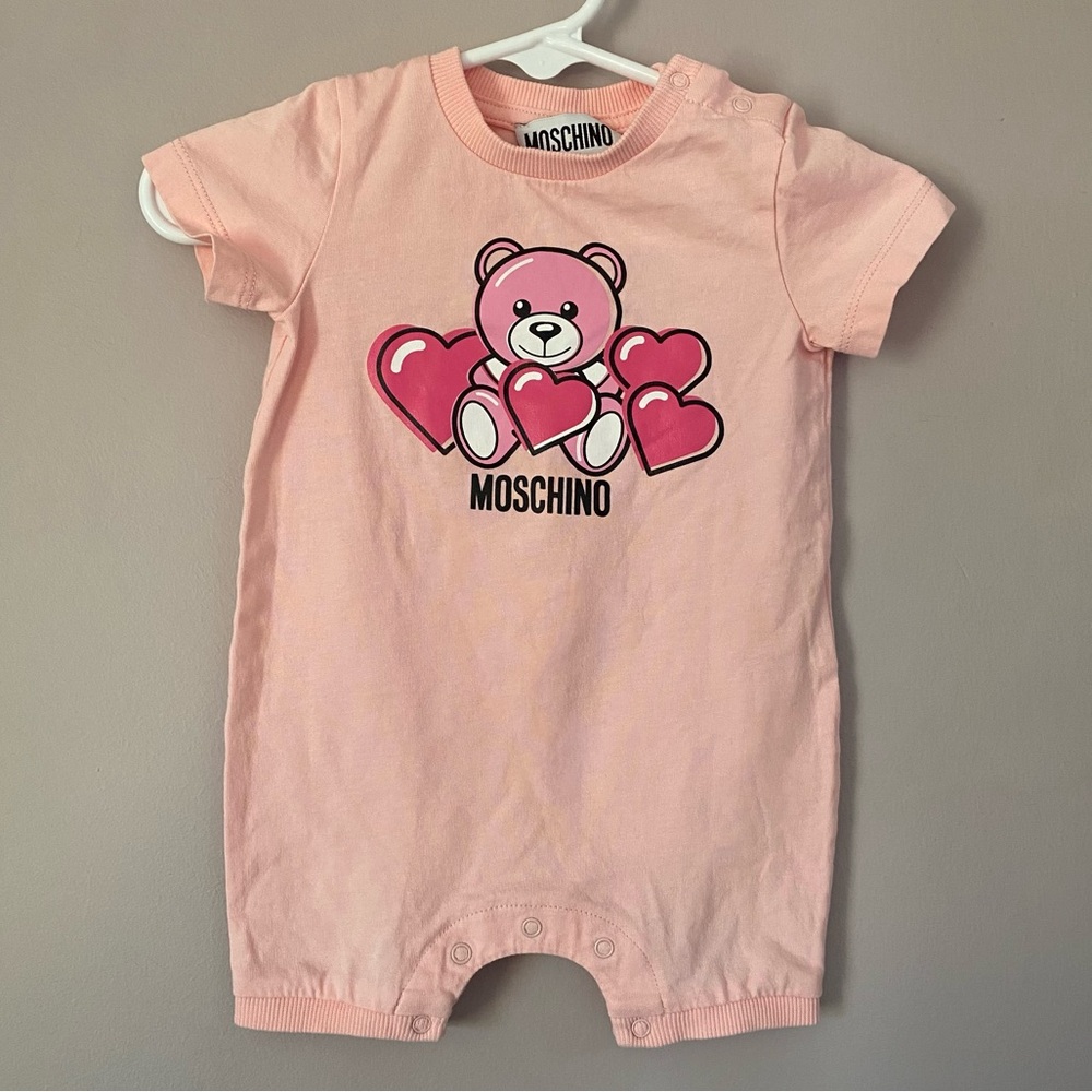 Like New Pink Baby Designer Moschino Onesie Size 0-6 Months Bear And Hearts